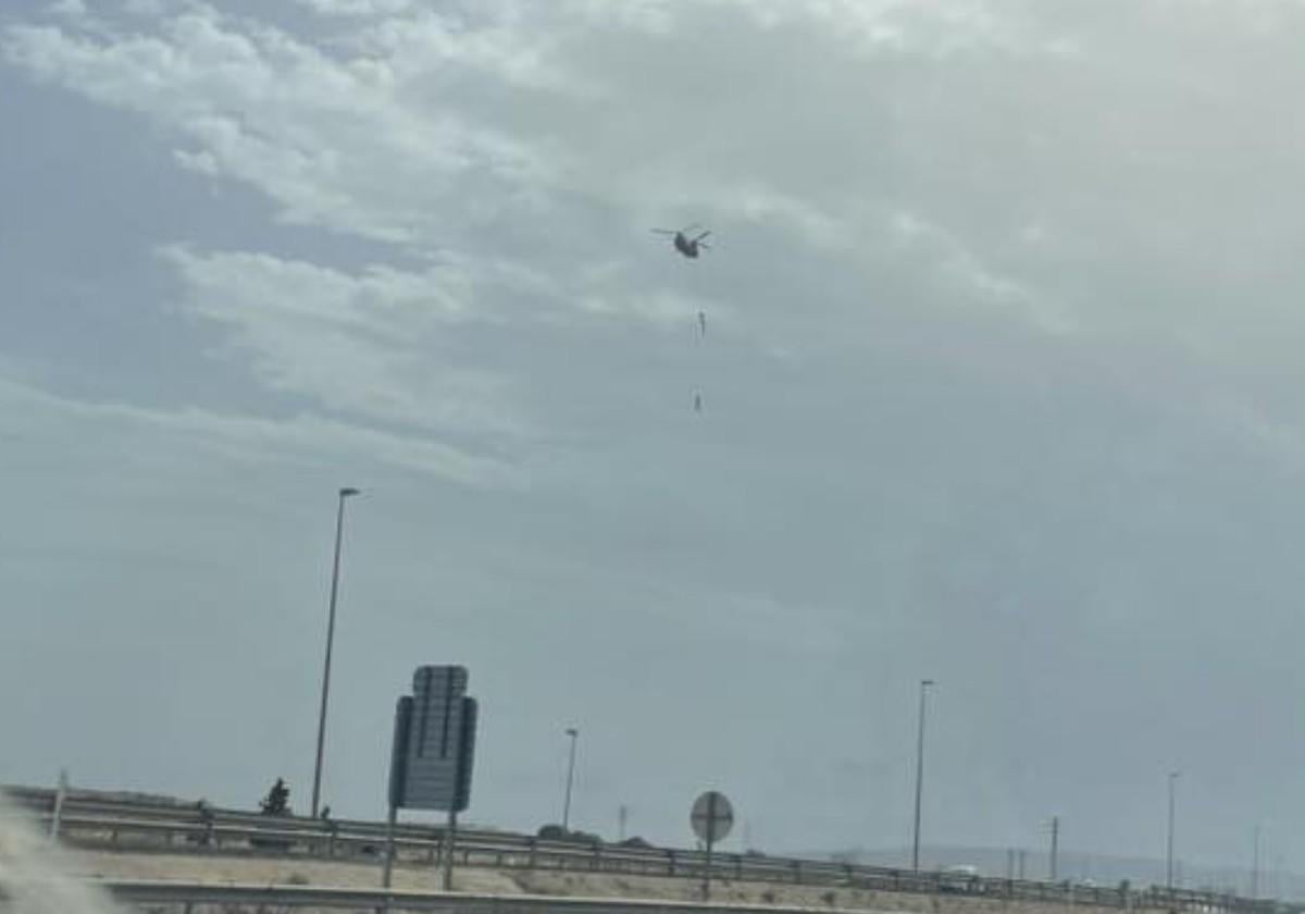 Un helicóptero militar en maniobras sorprende a los vecinos de Alicante