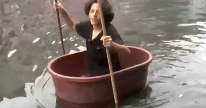 Inundaciones en Nezahualcóyotl: joven improvisa una tina como bote para llevar víveres a sus vecinos