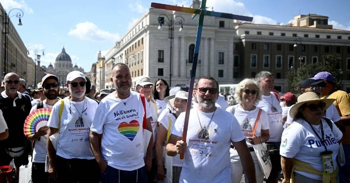 GALERÍA | Más de mil católicos LGBT+ llegan al Vaticano para el Jubileo; ¿se reunirán con el Papa León XIV?