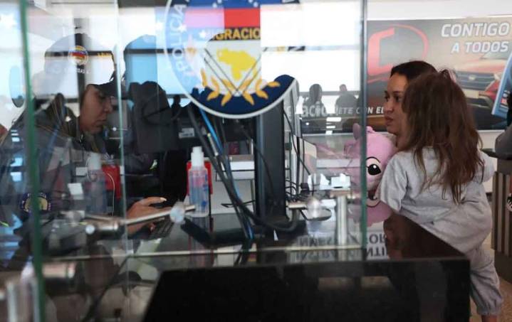 Más de 300 venezolanos repatriados desde Estados Unidos regresan al país