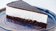 Tarta de queso rápida y deliciosa: la receta exprés con galletas y chocolate que lo único necesita es que pongas la pava para el mate