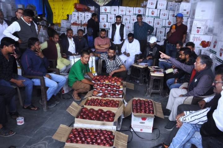 Roads damaged yet 1.73 cr apple boxes reach markets in 3 months