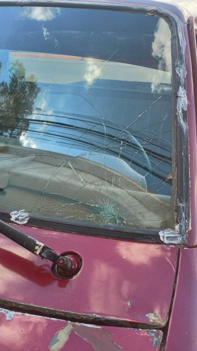 Reclaman falta de responsabilidad tras daño a camioneta por juego de béisbol en vía pública