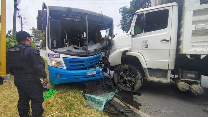 Nueve personas lesionadas tras choque entre autobús y volteo
