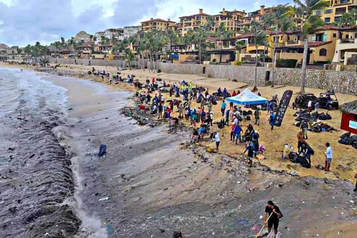 Recolectan 15 toneladas de basura en Playa El Médano tras paso del huracán Lorena