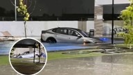 Automovilista cae a una alberca a causa de las lluvias; cámaras captaron el momento