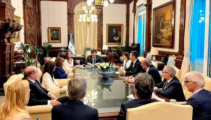 Paliza electoral: con una doble reunión de Gabinete, Milei revisa la estrategia de campaña