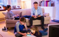 El regreso a clases expone la creciente dependencia de las familias a las pantallas