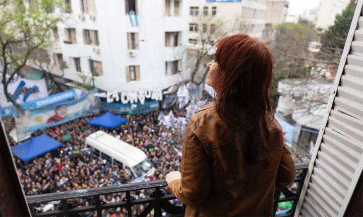 A 100 días de su arresto domiciliario, Cristina saludó desde el balcón a militantes movilizados