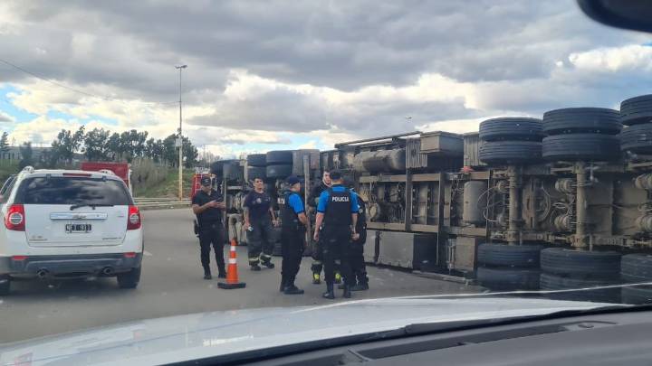 Vuelco de un camión provocó importantes demoras