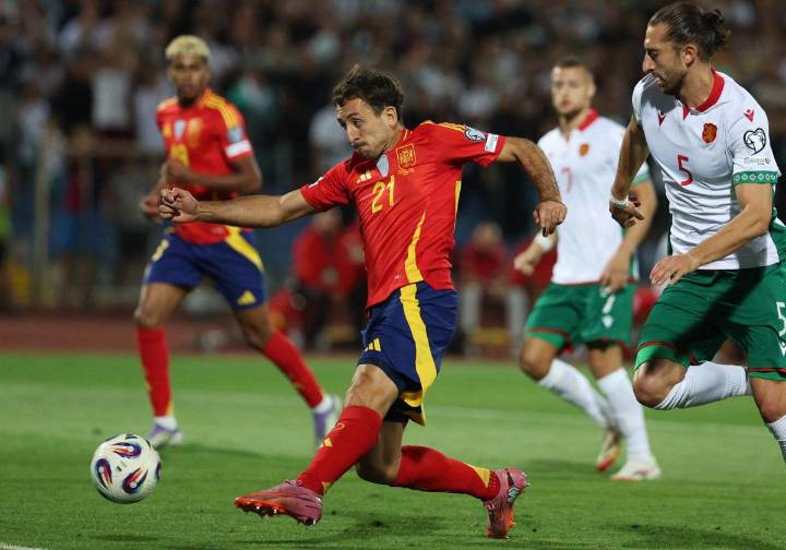 Mikel Merino mete el tercero de cabeza ante Bulgaria