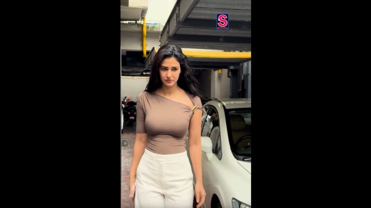 Caught on camera: is Disha Patani a little distracted today?