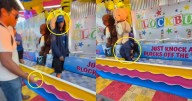 Joven lanza rueda en juego de feria y termina golpeando al encargado; la escena se vuelve viral