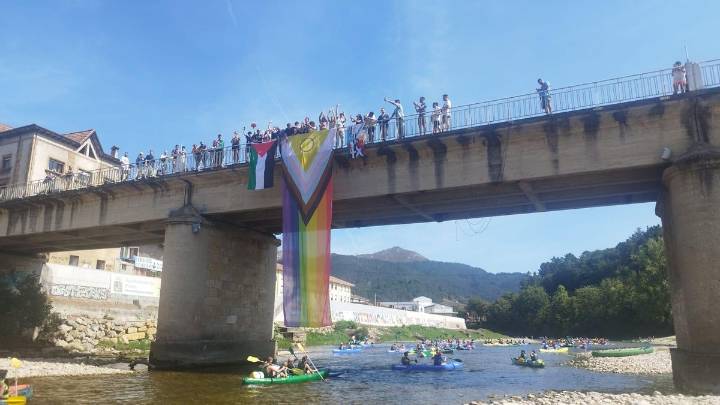 El Sella LGBTIQ+ reúne a 500 palistas en defensa de la diversidad: "Trabajamos para crear espacios amables donde crear comunidad"
