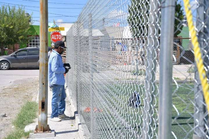 Rehabilitan canchita de la colonia Manantial en Nava