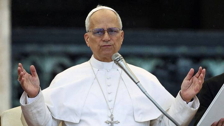 El papa dice a los nuevos obispos que los abusos en la Iglesia «no pueden meterse en un cajón»