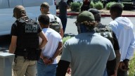 No solo las máscaras: la ley de California también prohíbe estos operativos, pero ICE los hace de todos modos