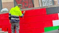 Un alcalde de Bildu en Navarra usa dinero público para pintar banderas de Palestina: "Podría ser prevaricación"