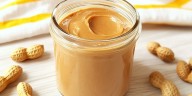Mantequilla de maní: beneficios, riesgos y qué cantidad se debe consumir según expertos