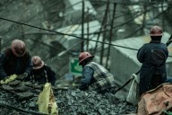 Rescatan con vida a 23 mineros atrapados en en Colombia
