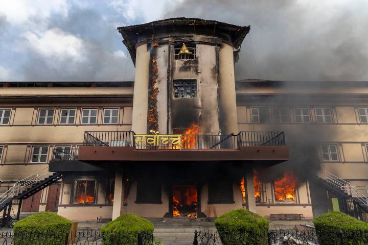 El Parlamento y la casa del ex primer ministro en llamas: la tensa jornada de protestas en Nepal