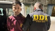 Detienen a otro sospechoso por el triple crimen y sigue la búsqueda de "Pequeño J" Se trata de Ariel Giménez, de 29 años. Lo acusan de haber cavado el pozo donde enterraron los cuerpos de las tres jóv
