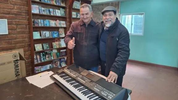 La música vuelve a sonar: un teclado que devuelve la esperanza a Los Compadres