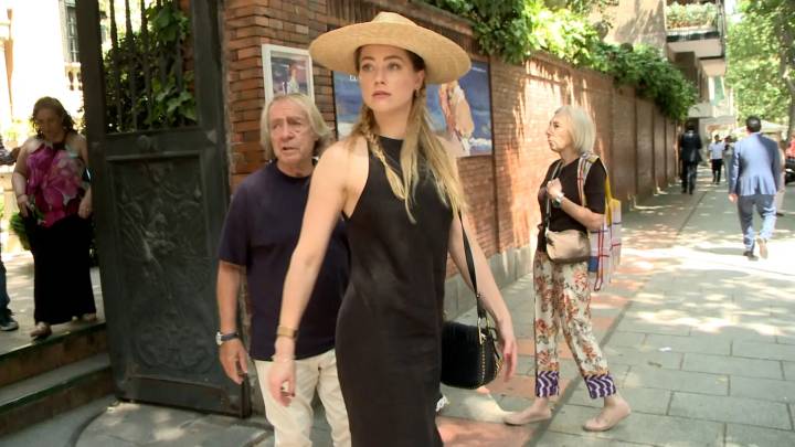 Amber Heard regresa a Madrid con su hija mayor y sus mellizos