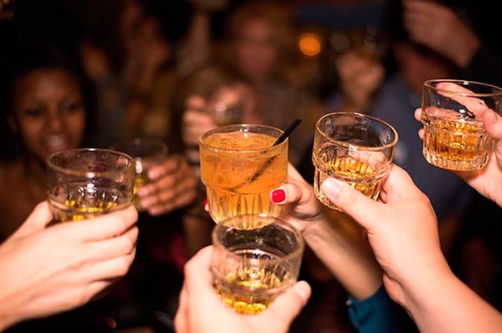 Durante la pandemia por COVID-19, se elevó más el consumo de alcohol en mujeres 