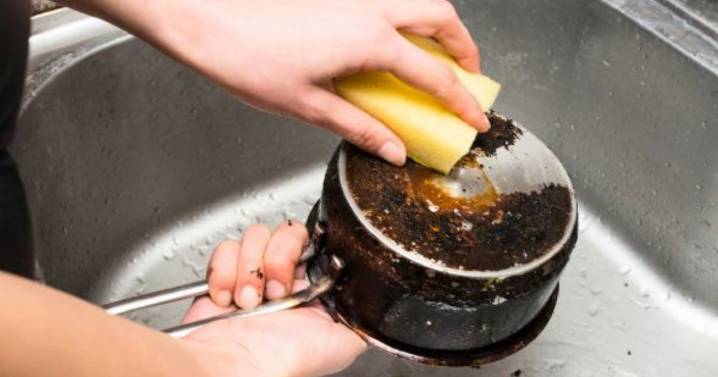Adiós a las ollas quemadas: el truco de la papa y la sal para dejarlas como nuevas sin esfuerzo