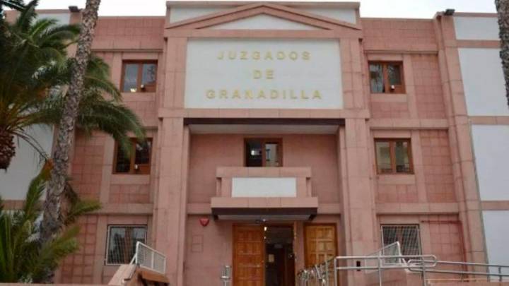 El joven que atacó a su novia en Tenerife le quitó el móvil para que no pidiera auxilio