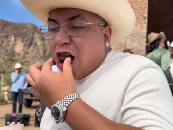 ¡Increíble! Influencer mexicano come excremento en plena fiesta con Eduin Caz