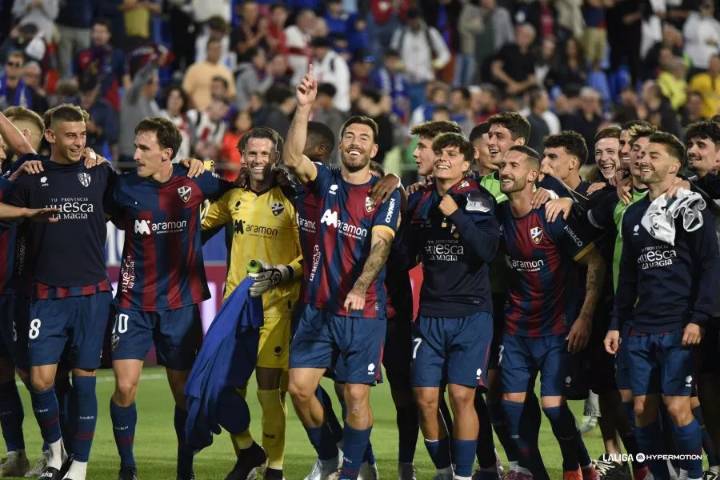 Sergi Enrich se viste de héroe en el 95 para dar el triunfo a un Huesca creyente (2