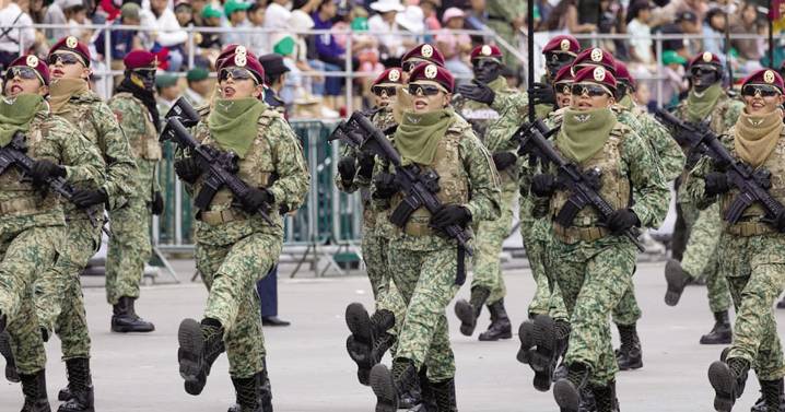 Lucen mujeres y poderoso despliegue castrense