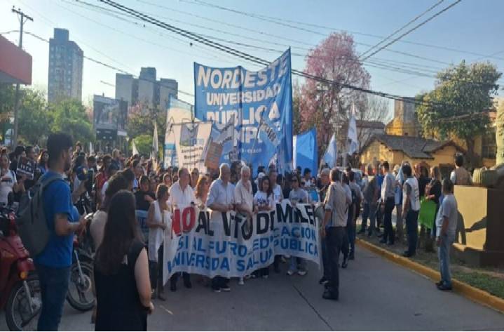CHACO: Financiamiento Universitario: Con festejos por el rechazo al veto, se concretó la marcha en Corrientes y Resistencia