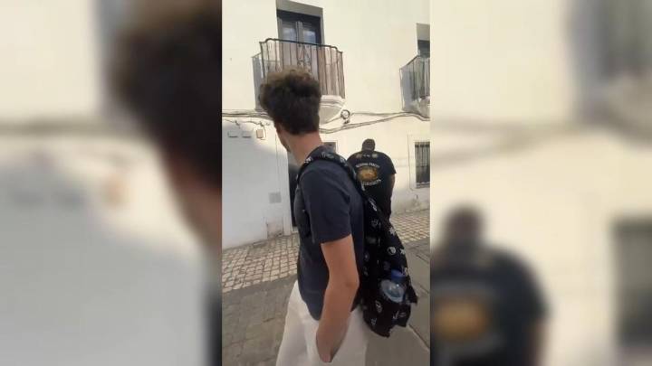 Una empresa de desokupas desaloja a una inquilina ilegal en una vivienda del Casco Antiguo de Badajoz