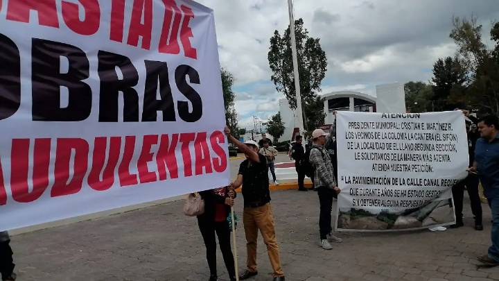 Tula: Pobladores se manifiestan para exigir obras