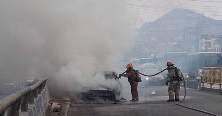 Independencia: Vehículo se incendió en plena vía pública generando caos y tráfico