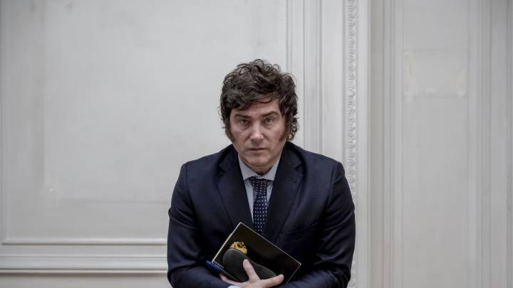 Javier Milei viaja a EE.UU. en medio de acusaciones de corrupción y desafíos electorales