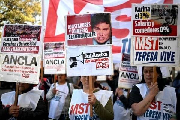 Médicos y universitarios protestan contra recortes de Milei