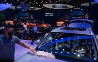 Por qué China intenta controlar el frenesí de los coches eléctricos