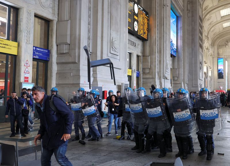 Pro-Palestinian protesters fight police in Milan, Italian ports blocked
