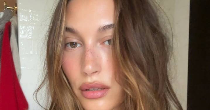 Hailey Bieber's Circle Hair Clip Is Serving Rich ’90s Girl Energy