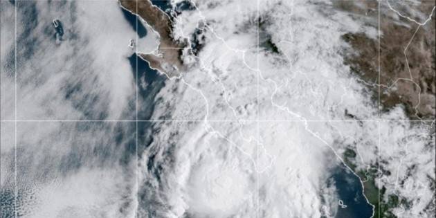 Huracán "Lorena" se debilita, pero sigue el riesgo de inundaciones y deslaves en la costa del Pacífico mexicano