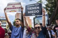 Más policías que ultras en la concentración de Vox frente al Centro de Menores de Hortaleza: "Condenar la violación de una menor no es un delito de odio"