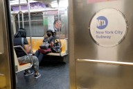 Mujer causa polémica por hacerse pedicure en vagón del metro de Nueva York