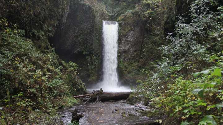 Hiker found dead near Multnomah Falls in Columbia River Gorge