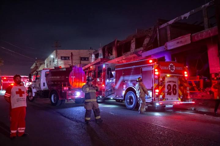 Apagan incendio en locales abandonados de la colonia Madero