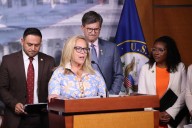Congresista demócrata Laura Gillen pide que arreglen el deficiente sistema migratorio de EEUU