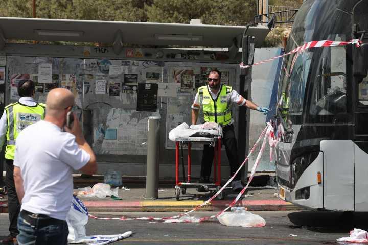 Pistoleros palestinos matan a seis personas en tiroteo en parada de autobús en Jerusalén